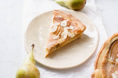 haşlanmış armut ve badem frangipane ile tart dilim 