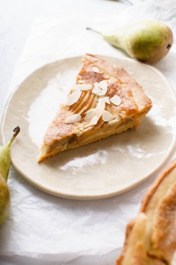 haşlanmış armut ve badem frangipane ile tart dilim 