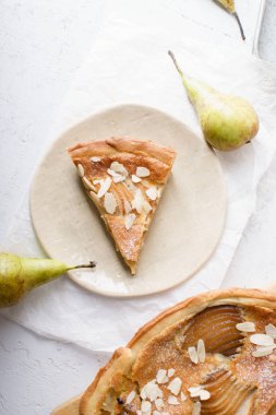 haşlanmış armut ve badem frangipane ile tart dilim 