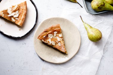 haşlanmış armut ve badem frangipane plakaları ile tart dilim
