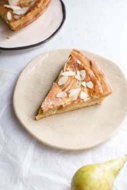 haşlanmış armut ve badem frangipane plakaları ile tart dilim