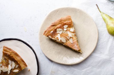 haşlanmış armut ve badem frangipane plakaları ile tart dilim