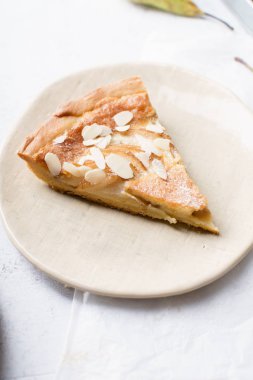 haşlanmış armut ve badem frangipane ile tart dilim 