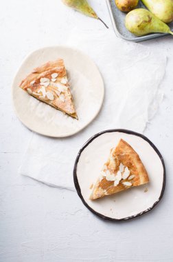 haşlanmış armut ve badem frangipane plakaları ile tart dilim