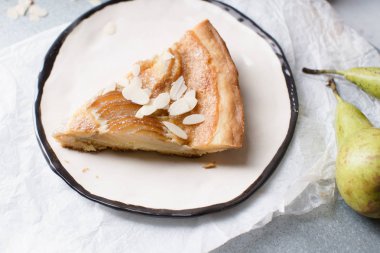 haşlanmış armut ve badem frangipane ile tart dilim 