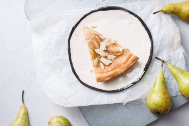 haşlanmış armut ve badem frangipane ile tart dilim 