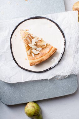 haşlanmış armut ve badem frangipane ile tart dilim 