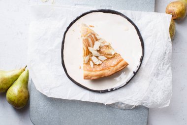 haşlanmış armut ve badem frangipane ile tart dilim 