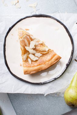 haşlanmış armut ve badem frangipane ile tart dilim 