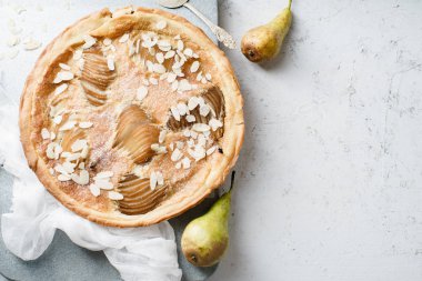 Haşlanmış armut ve badem frangipane ile tart