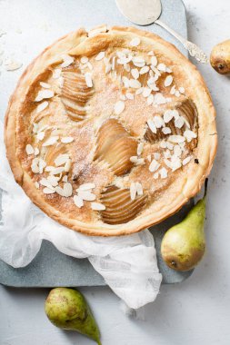 Haşlanmış armut ve badem frangipane ile tart