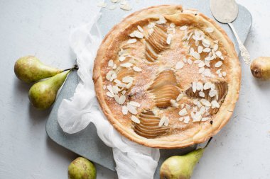 Haşlanmış armut ve badem frangipane ile tart