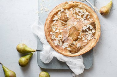 Haşlanmış armut ve badem frangipane ile tart
