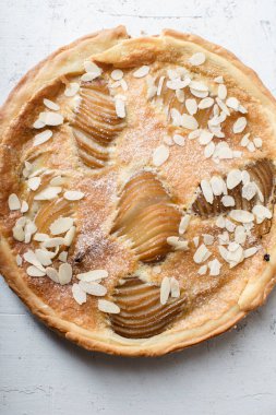 Haşlanmış armut ve badem frangipane ile tart