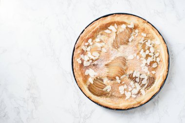 Haşlanmış armut ve badem frangipane ile tart