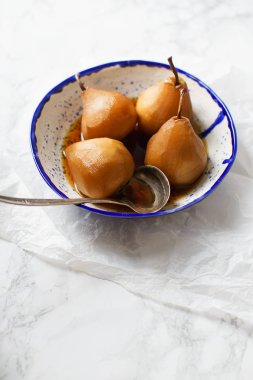 Çay kase içinde baharatlar ile armut haşlanmış 