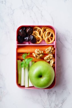 Salata ve sağlıklı gıda iş ve okul için öğle yemeği kutusu 