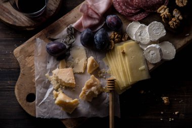 Peynir ve et panoları için şarap ceviz ve bal ayı 