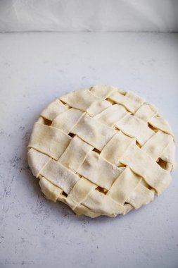 Beton zemin, hazırlık süreci kavramı üzerine geniş kafes ile pişmemiş elmalı turta 