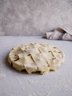 Beton zemin, hazırlık süreci kavramı üzerine geniş kafes ile pişmemiş elmalı turta 