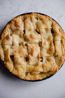 Elmalı turta ışık arka plan üzerinde kafes dekorasyonu ile 