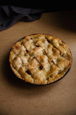 Elmalı turta bej renkli arka plan üzerinde kafes süsleme ve tekstil peçete ile 