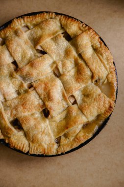 Elmalı turta bej renkli arka plan üzerinde kafes süsleme ve tekstil peçete ile 