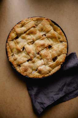 Elmalı turta bej renkli arka plan üzerinde kafes süsleme ve tekstil peçete ile 