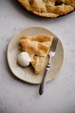 dilim elmalı pasta plaka üzerinde vanilyalı dondurma ile servis 