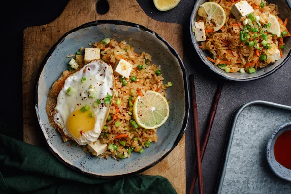 素食炒饭与豆腐 豌豆和蔬菜在碗里 亚洲美食的概念 — 图库照片