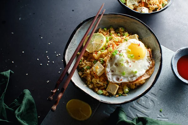 Nasi Goreng Vegetarian Dengan Tahu Dan Kacang Polong Dan Sayuran — Stok Foto