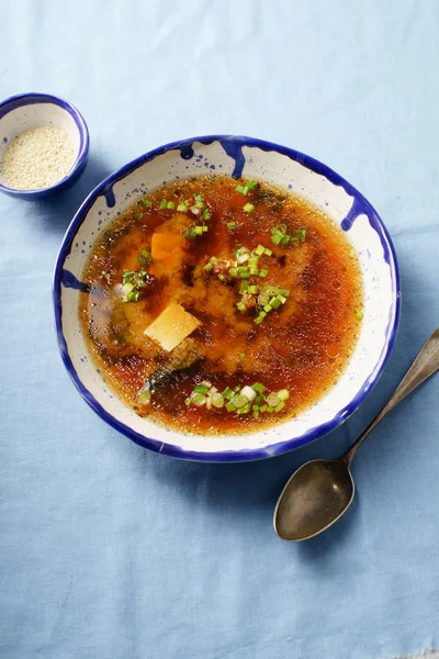 Ιαπωνικά Μίσο Σούπα Tofu Και Wakame Φύκια Κρεμμυδάκια Και Πιπέρι — Φωτογραφία Αρχείου