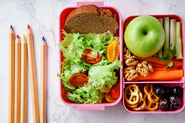 午餐盒沙拉和健康食品的工作和学校和彩色铅笔大理石背景 — 图库照片