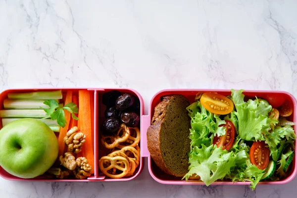 Lounaslaatikko Salaatilla Terveellistä Ruokaa Työhön Kouluun — kuvapankkivalokuva