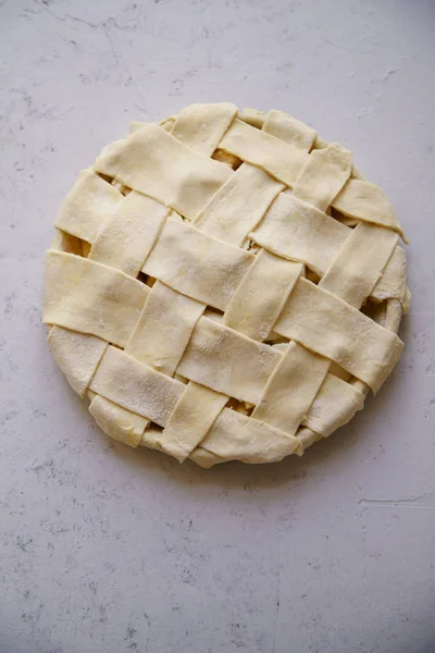 Torta Maçã Não Cozida Com Ampla Treliça Fundo Concreto Conceito — Fotografia de Stock