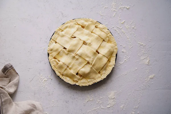 Torta Maçã Não Cozida Com Ampla Treliça Fundo Concreto Conceito — Fotografia de Stock