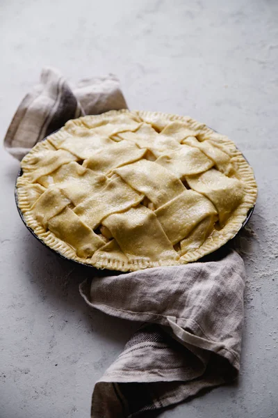 Torta Maçã Não Cozida Com Ampla Treliça Fundo Concreto Conceito — Fotografia de Stock