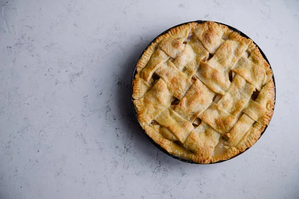 Tarte Aux Pommes Avec Décoration Treillis Sur Fond Clair — Photo