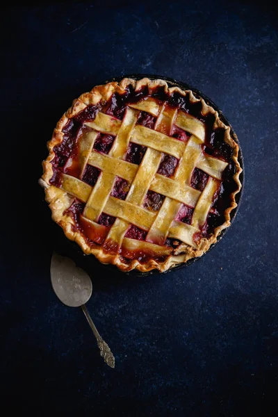 Berry Pie Sötét Háttér Fém Spatulával Adag Rácsos Díszítéssel — Stock Fotó