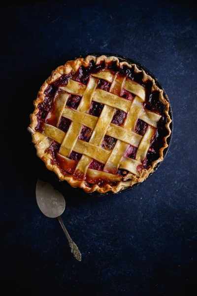 Beerenkuchen Mit Gitterdekoration Auf Dunklem Hintergrund Mit Metallischem Spatel Zum — Stockfoto