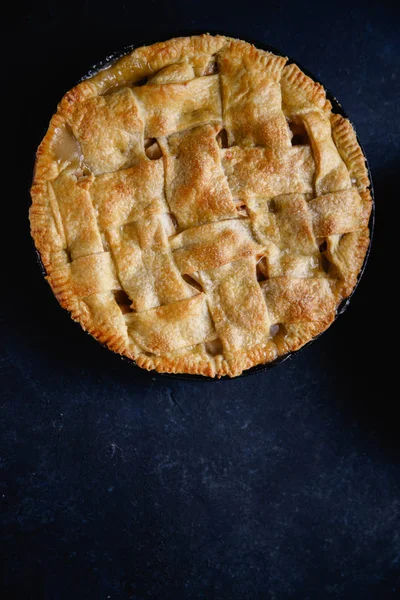 Apfelkuchen Mit Gitterdekoration Auf Dunklem Hintergrund — Stockfoto