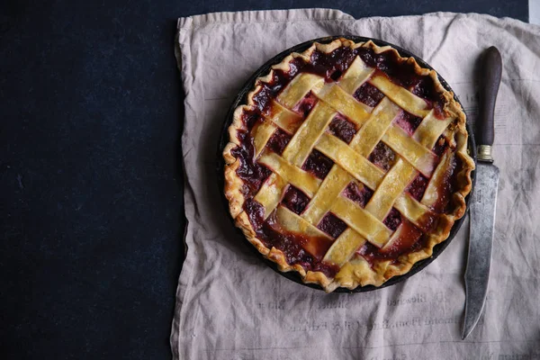 Beerenkuchen Mit Gitterdekoration Auf Leinenserviette Mit Vintage Messer — Stockfoto