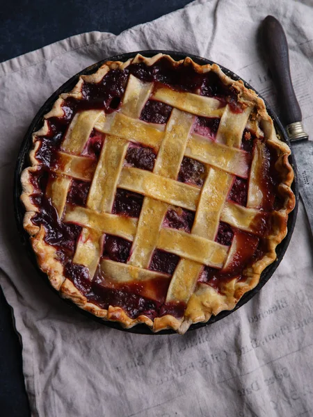 Beerenkuchen Mit Gitterdekoration Auf Leinenserviette Mit Vintage Messer — Stockfoto