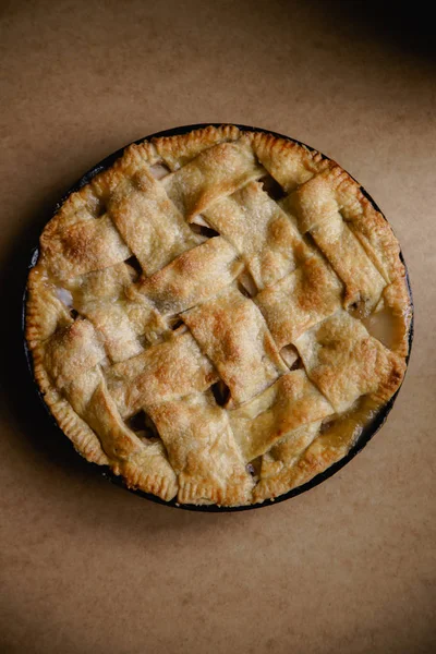 Apfelkuchen Mit Gitterdekoration Und Textilserviette Auf Beigem Hintergrund — Stockfoto