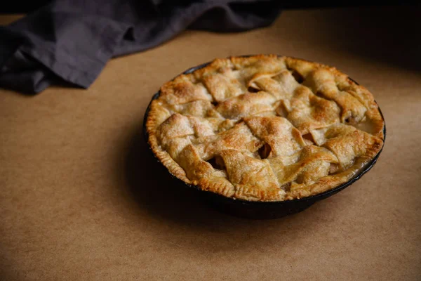 Tarte Aux Pommes Avec Décoration Treillis Serviette Textile Sur Fond — Photo