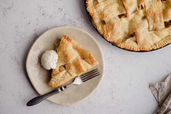 Tarte Aux Pommes Avec Décoration Treillis Tranche Servie Sur Une — Photo