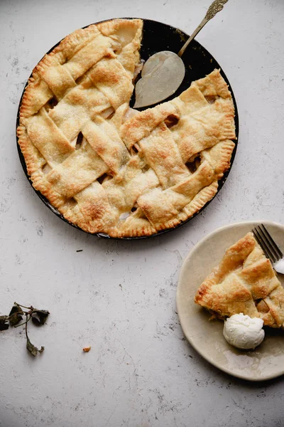 Tarte Aux Pommes Avec Décoration Treillis Tranche Servie Sur Une — Photo