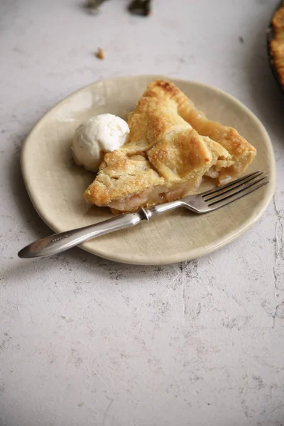 Ломтик Яблочного Пирога Подается Ванильным Мороженым Тарелке — стоковое фото