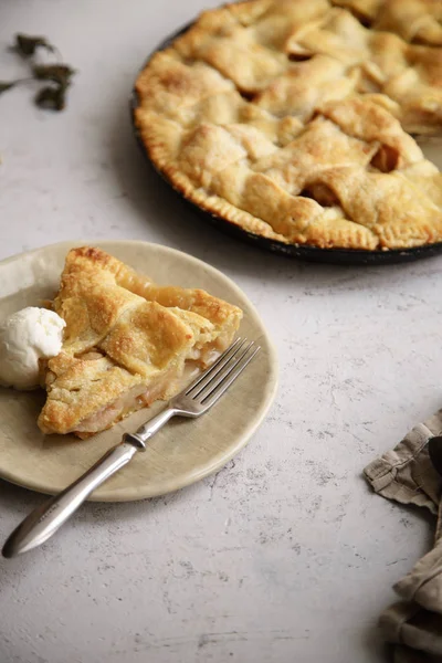 Apfelkuchen Mit Gitterdekoration Und Scheibe Serviert Auf Handgemachtem Keramikteller Mit — Stockfoto