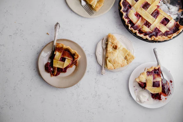 Tranches Tartes Dans Petites Assiettes Sur Fond Béton — Photo